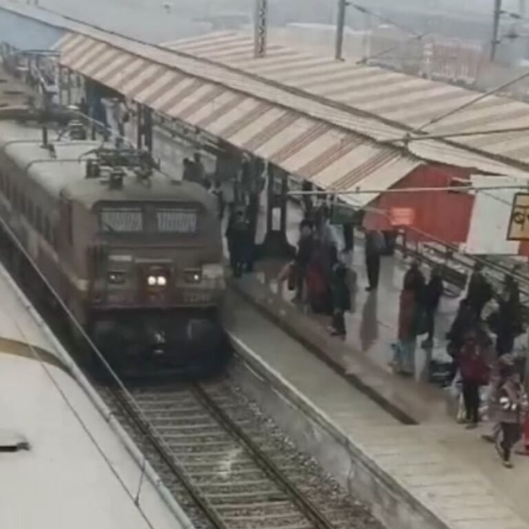 त्योहारों पर यात्रियों के लिए स्पेशल ट्रेन, बस्ती होकर चलेगी:दिल्ली से बिहार तक के यात्रियों को मिलेगी सुविधा, नवंबर में 8-8 फेरे लगाएगी