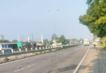 अयोध्या-बस्ती लेन पर सड़क की पैचिंग एक हफ्ते में उखड़ी:गिट्टियां सड़क पर बिखरीं, ठेकेदार की लापरवाही से हादसे का खतरा बढ़ा