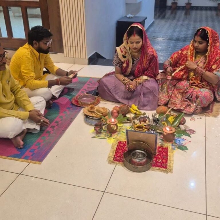 घुघली में महिलाओं ने करवा चौथ का निर्जला व्रत रखा:बारिश और बादलों के बीच चांद देखकर खोला उपवास, पति की लंबी उम्र की कामना से की पूजा
