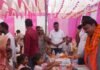 भंगही के स्कूल में 120 बच्चों को बांटी गईं आवश्यक-सामग्री:पानी की बोतलें, टिफिन और ज्योमेट्री बॉक्स देकर पढ़ाई के लिए किया प्रेरित