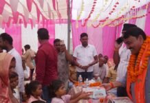 भंगही के स्कूल में 120 बच्चों को बांटी गईं आवश्यक-सामग्री:पानी की बोतलें, टिफिन और ज्योमेट्री बॉक्स देकर पढ़ाई के लिए किया प्रेरित