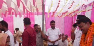भंगही के स्कूल में 120 बच्चों को बांटी गईं आवश्यक-सामग्री:पानी की बोतलें, टिफिन और ज्योमेट्री बॉक्स देकर पढ़ाई के लिए किया प्रेरित