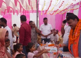 भंगही के स्कूल में 120 बच्चों को बांटी गईं आवश्यक-सामग्री:पानी की बोतलें, टिफिन और ज्योमेट्री बॉक्स देकर पढ़ाई के लिए किया प्रेरित