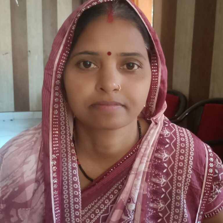 स्वास्थ्य सखी नीता सिंह ने महिलाओं की तकदीर बदली:समूह से 20 हजार का लोन लेकर खोली कॉस्मेटिक दुकान, बच्चों को दे रहीं अच्छी शिक्षा