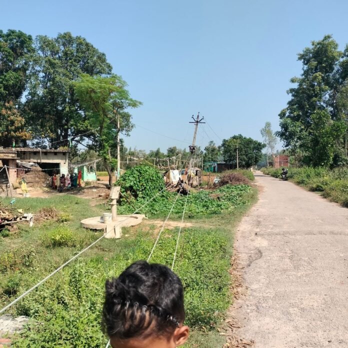 श्रावस्ती के दो गांवों में 22 दिन से बिजली ठप:जानकीनगर खुर्द और पाइदामी पुरवा के ग्रामीण परेशान, बच्चों की पढ़ाई पर असर