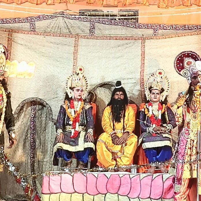 उतरौला में रामलीला के तीसरे दिन कई प्रसंगों का मंचन:ताड़का वध, शिव धनुष भंग और राम-सीता विवाह लीलाएं रहीं मुख्य आकर्षण