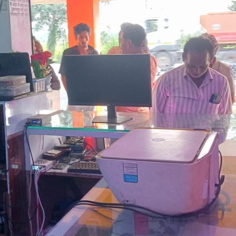दो दुकानों से लाखों का सामान चोरी:किराएदार दंपती को कमरे में बंद करके वारदात