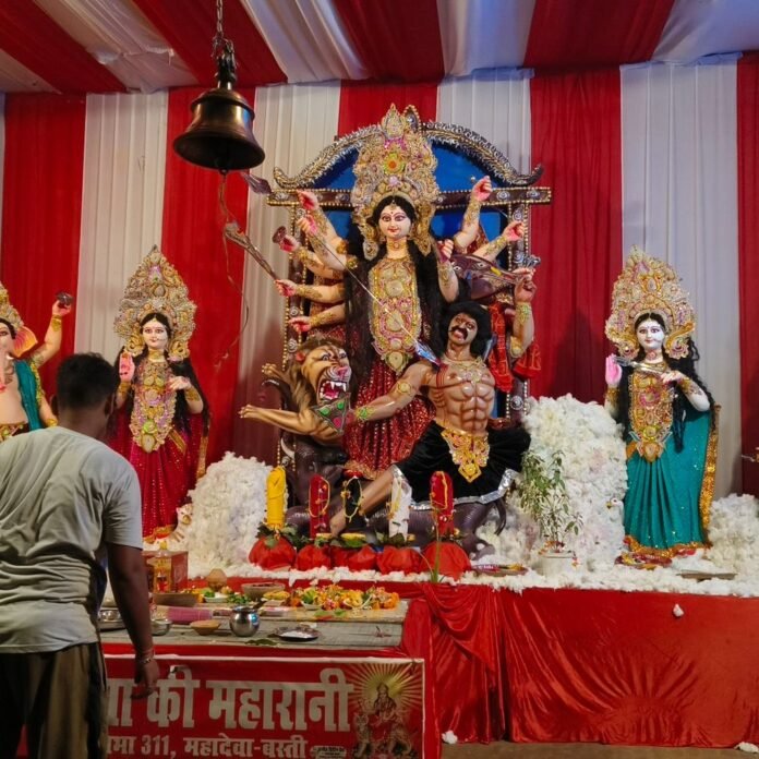 7538d8ec-d262-4afe-af9f-564825a5318b_1791897472656.jpg महादेवा चौराहे पर मां दुर्गा की आरती में उमड़े श्रद्धालु:व्यापारियों के सहयोग से सजा आकर्षक पंडाल, भक्तिमय हुआ माहौल