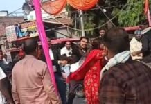 पेशी पर आए पति-पत्नी पर बीच सड़क हमला:बहराइच में एसपी कार्यालय से कुछ दूर हुई घटना, वीडियो भी आया सामने पेशी पर आए पति-पत्नी पर बीच सड़क हमला:बहराइच में एसपी कार्यालय से कुछ दूर हुई घटना, वीडियो भी आया सामने