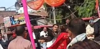 पेशी पर आए पति-पत्नी पर बीच सड़क हमला:बहराइच में एसपी कार्यालय से कुछ दूर हुई घटना, वीडियो भी आया सामने पेशी पर आए पति-पत्नी पर बीच सड़क हमला:बहराइच में एसपी कार्यालय से कुछ दूर हुई घटना, वीडियो भी आया सामने
