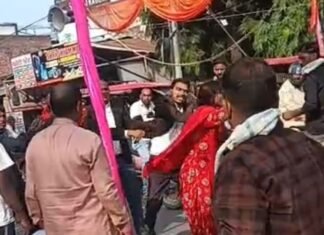 पेशी पर आए पति-पत्नी पर बीच सड़क हमला:बहराइच में एसपी कार्यालय से कुछ दूर हुई घटना, वीडियो भी आया सामने पेशी पर आए पति-पत्नी पर बीच सड़क हमला:बहराइच में एसपी कार्यालय से कुछ दूर हुई घटना, वीडियो भी आया सामने