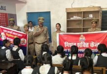 इटवा पुलिस ने छात्राओं-महिलाओं को किया जागरूक:मिशन शक्ति के तहत इमैनुएल मिशन जूनियर हाईस्कूल में दी सुरक्षा कानूनों और हेल्पलाइन नंबरों की जानकारी इटवा पुलिस ने छात्राओं-महिलाओं को किया जागरूक:मिशन शक्ति के तहत इमैनुएल मिशन जूनियर हाईस्कूल में दी सुरक्षा कानूनों और हेल्पलाइन नंबरों की जानकारी