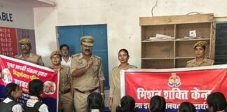 इटवा पुलिस ने छात्राओं-महिलाओं को किया जागरूक:मिशन शक्ति के तहत इमैनुएल मिशन जूनियर हाईस्कूल में दी सुरक्षा कानूनों और हेल्पलाइन नंबरों की जानकारी इटवा पुलिस ने छात्राओं-महिलाओं को किया जागरूक:मिशन शक्ति के तहत इमैनुएल मिशन जूनियर हाईस्कूल में दी सुरक्षा कानूनों और हेल्पलाइन नंबरों की जानकारी