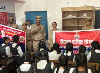 इटवा पुलिस ने छात्राओं-महिलाओं को किया जागरूक:मिशन शक्ति के तहत इमैनुएल मिशन जूनियर हाईस्कूल में दी सुरक्षा कानूनों और हेल्पलाइन नंबरों की जानकारी इटवा पुलिस ने छात्राओं-महिलाओं को किया जागरूक:मिशन शक्ति के तहत इमैनुएल मिशन जूनियर हाईस्कूल में दी सुरक्षा कानूनों और हेल्पलाइन नंबरों की जानकारी