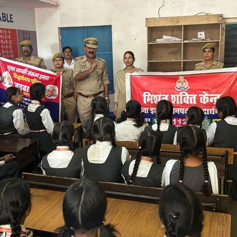 इटवा पुलिस ने छात्राओं-महिलाओं को किया जागरूक:मिशन शक्ति के तहत इमैनुएल मिशन जूनियर हाईस्कूल में दी सुरक्षा कानूनों और हेल्पलाइन नंबरों की जानकारी