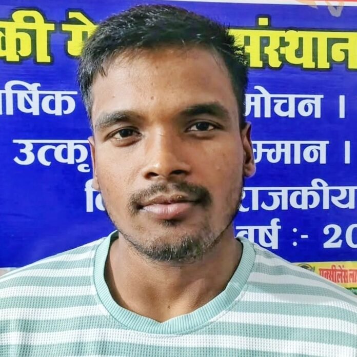 76735e5f-fb9e-4f17-a2db-1107f8d1bf4f_1792060368910.jpg अंडे की दुकान चलाते हैं पिता, बेटे ने रचा इतिहास:सिसवा के इमामुद्दीन अंसारी का यूपी पुलिस में चयन, 12-15 घंटे पढ़ाई कर पाई सफलता