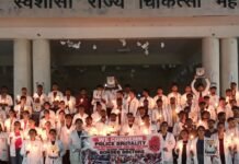 डॉक्टरों पर लाठीचार्ज के विरोध में मेडिकल छात्रों कैंडल मार्च:महर्षि वशिष्ठ मेडिकल कॉलेज के छात्रों ने वेतन वृद्धि की मांग का किया समर्थन डॉक्टरों पर लाठीचार्ज के विरोध में मेडिकल छात्रों कैंडल मार्च:महर्षि वशिष्ठ मेडिकल कॉलेज के छात्रों ने वेतन वृद्धि की मांग का किया समर्थन