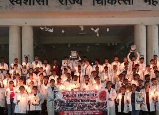 डॉक्टरों पर लाठीचार्ज के विरोध में मेडिकल छात्रों कैंडल मार्च:महर्षि वशिष्ठ मेडिकल कॉलेज के छात्रों ने वेतन वृद्धि की मांग का किया समर्थन डॉक्टरों पर लाठीचार्ज के विरोध में मेडिकल छात्रों कैंडल मार्च:महर्षि वशिष्ठ मेडिकल कॉलेज के छात्रों ने वेतन वृद्धि की मांग का किया समर्थन