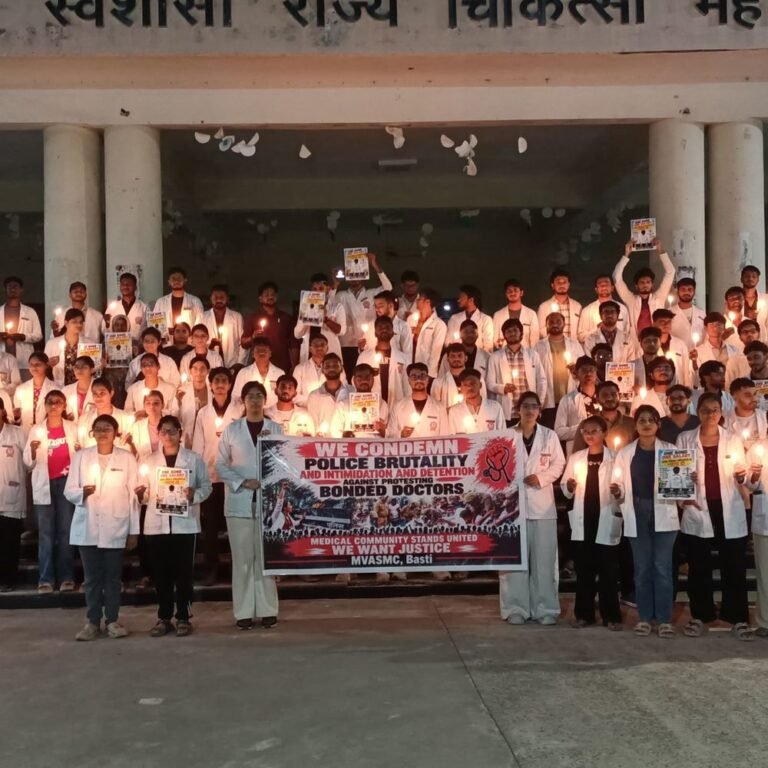 डॉक्टरों पर लाठीचार्ज के विरोध में मेडिकल छात्रों कैंडल मार्च:महर्षि वशिष्ठ मेडिकल कॉलेज के छात्रों ने वेतन वृद्धि की मांग का किया समर्थन