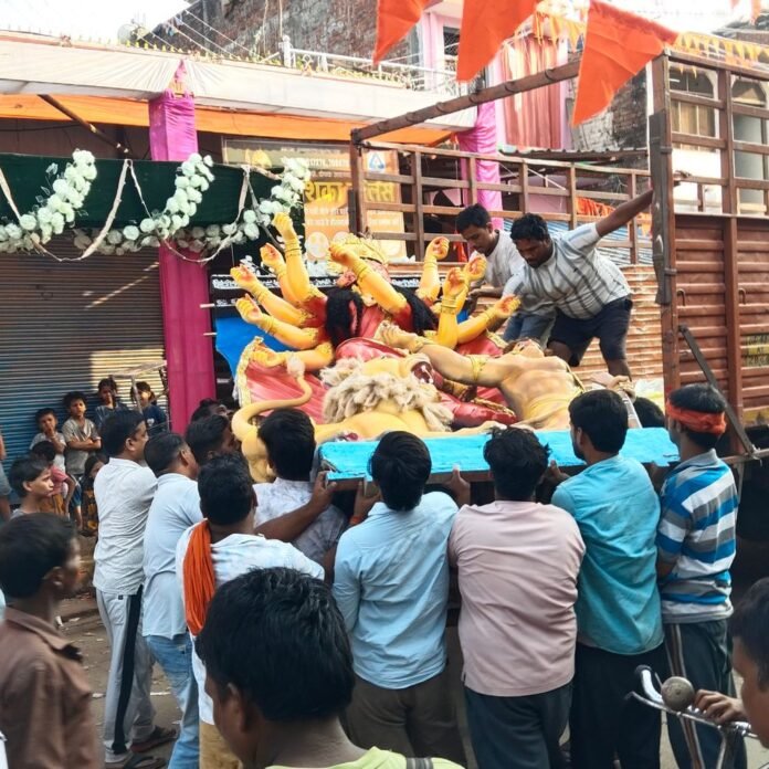 7795def1-122f-4d3f-8ba4-e4f6064d2fb3_1791631329718.jpg दुर्गा पूजा की तैयारी पूरी, रविवार को स्थापित होगी माता:नवाबगंज में 85 पंडाल सजे, पिंटू गुप्ता की अध्यक्षता में अंतिम रूप दिया गया