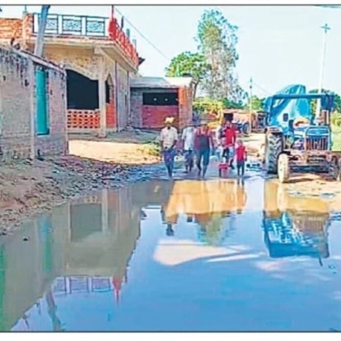 खैरहनियां के बिलोलहा में मुख्य मार्ग पर भरा गंदा पानी:मच्छरों का प्रकोप बढ़ा, संक्रामक बीमारियों के फैलने का खतरा