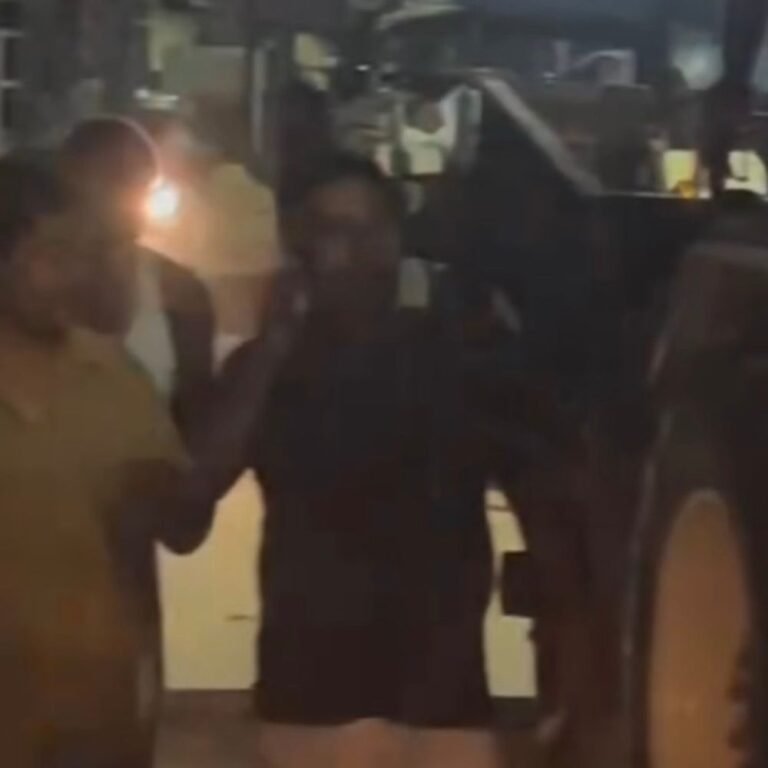 दुर्गा प्रतिमा लेने उमड़ी भीड़:कप्तानगंज में मूर्ति कला केंद्र पर रातभर लगा जमावड़ा, सड़क पर जाम