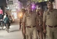 कोठीभार पुलिस ने सिसवा कस्बे में किया पैदल गश्त:नवरात्रि-दशहरा पर सुरक्षा और शांति बनाए रखने के लिए दिए निर्देश कोठीभार पुलिस ने सिसवा कस्बे में किया पैदल गश्त:नवरात्रि-दशहरा पर सुरक्षा और शांति बनाए रखने के लिए दिए निर्देश