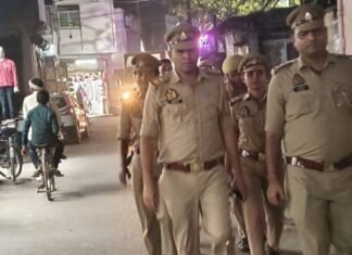 कोठीभार पुलिस ने सिसवा कस्बे में किया पैदल गश्त:नवरात्रि-दशहरा पर सुरक्षा और शांति बनाए रखने के लिए दिए निर्देश कोठीभार पुलिस ने सिसवा कस्बे में किया पैदल गश्त:नवरात्रि-दशहरा पर सुरक्षा और शांति बनाए रखने के लिए दिए निर्देश