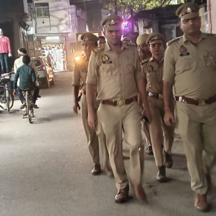 कोठीभार पुलिस ने सिसवा कस्बे में किया पैदल गश्त:नवरात्रि-दशहरा पर सुरक्षा और शांति बनाए रखने के लिए दिए निर्देश