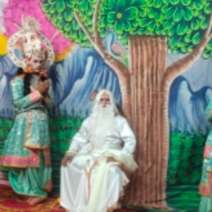 रामलीला में श्रीराम जन्म और राक्षसों के वध का मंचन:मिहींपुरवा में भक्तिमय माहौल में गुरु वशिष्ठ ने किया नामकरण, गुरुकुल गमन और विश्वामित्र के साथ राक्षसों का वध