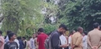 बहराइच के झींगहाघाट पुल के पास बालक नदी में कूदा:गोताखोर तलाश में जुटे, थानाध्यक्ष दिवाकर तिवारी भी मौके पर पहुंचे बहराइच के झींगहाघाट पुल के पास बालक नदी में कूदा:गोताखोर तलाश में जुटे, थानाध्यक्ष दिवाकर तिवारी भी मौके पर पहुंचे