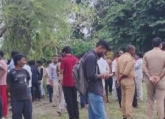 बहराइच के झींगहाघाट पुल के पास बालक नदी में कूदा:गोताखोर तलाश में जुटे, थानाध्यक्ष दिवाकर तिवारी भी मौके पर पहुंचे बहराइच के झींगहाघाट पुल के पास बालक नदी में कूदा:गोताखोर तलाश में जुटे, थानाध्यक्ष दिवाकर तिवारी भी मौके पर पहुंचे