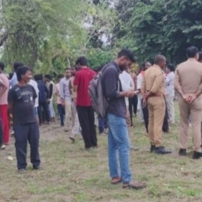 बहराइच के झींगहाघाट पुल के पास बालक नदी में कूदा:गोताखोर तलाश में जुटे, थानाध्यक्ष दिवाकर तिवारी भी मौके पर पहुंचे