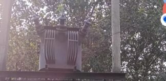 बस्ती में 15 दिन से ट्रांसफार्मर खराब, हनुमानगढ़ी मंदिर अंधेरे:कप्तानगंज के पोखरा बाजार में आंधी से गिरा खंभा, शिकायत के बाद भी नहीं बनी बात।