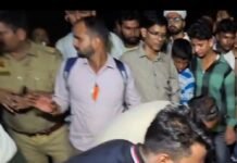 नदी में डूबे बच्चे का तीसरे दिन भी पता नहीं:तलाश में देरी से नाराज परिजन सड़क पर बैठे, CO के आश्वासन पर खत्म किया प्रदर्शन नदी में डूबे बच्चे का तीसरे दिन भी पता नहीं:तलाश में देरी से नाराज परिजन सड़क पर बैठे, CO के आश्वासन पर खत्म किया प्रदर्शन
