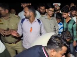 नदी में डूबे बच्चे का तीसरे दिन भी पता नहीं:तलाश में देरी से नाराज परिजन सड़क पर बैठे, CO के आश्वासन पर खत्म किया प्रदर्शन