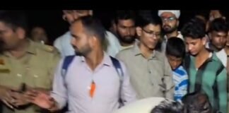 नदी में डूबे बच्चे का तीसरे दिन भी पता नहीं:तलाश में देरी से नाराज परिजन सड़क पर बैठे, CO के आश्वासन पर खत्म किया प्रदर्शन नदी में डूबे बच्चे का तीसरे दिन भी पता नहीं:तलाश में देरी से नाराज परिजन सड़क पर बैठे, CO के आश्वासन पर खत्म किया प्रदर्शन