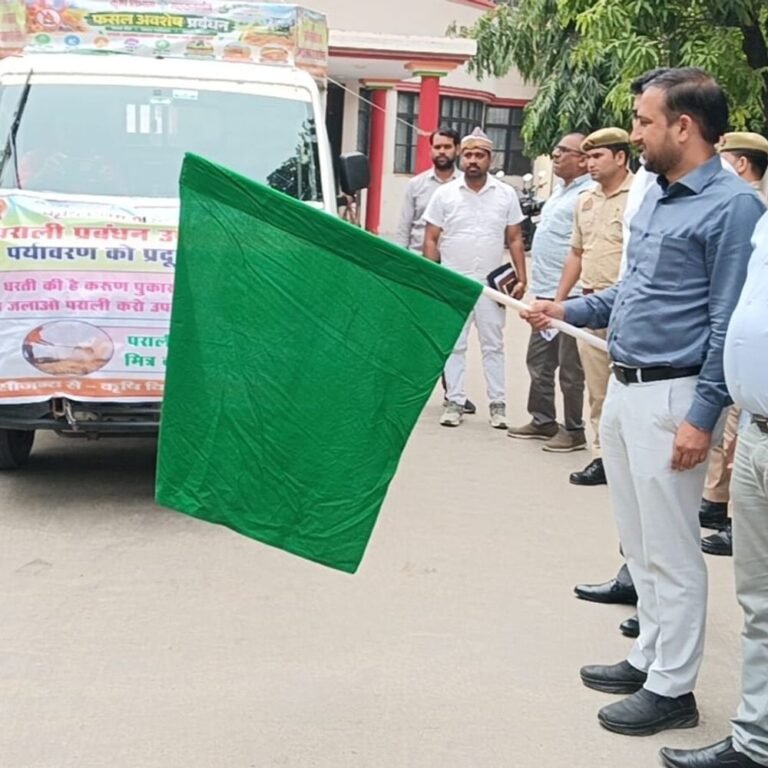 महराजगंज में किसानों को पराली न जलाने की अपील:प्रचार वाहन गांवों में जागरूक करेगा; जलाने पर जुर्माने और कार्रवाई का प्रावधान