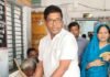 बनकटी स्वास्थ्य केंद्र पर गांधी जयंती पर झंडारोहण हुआ:प्रभारी ने कर्मचारियों को कर्तव्य पालन का निर्देश दिया, मरीजों को बांटे फल