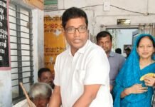 बनकटी स्वास्थ्य केंद्र पर गांधी जयंती पर झंडारोहण हुआ:प्रभारी ने कर्मचारियों को कर्तव्य पालन का निर्देश दिया, मरीजों को बांटे फल