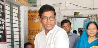 बनकटी स्वास्थ्य केंद्र पर गांधी जयंती पर झंडारोहण हुआ:प्रभारी ने कर्मचारियों को कर्तव्य पालन का निर्देश दिया, मरीजों को बांटे फल