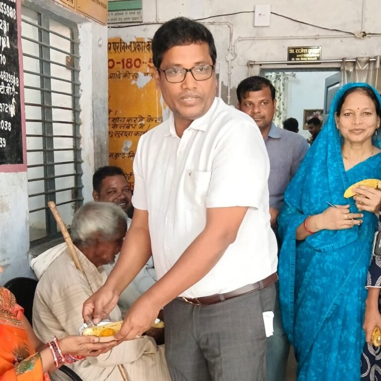 बनकटी स्वास्थ्य केंद्र पर गांधी जयंती पर झंडारोहण हुआ:प्रभारी ने कर्मचारियों को कर्तव्य पालन का निर्देश दिया, मरीजों को बांटे फल