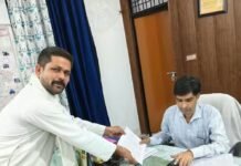 तेजवापुर में 15 दिन से बिजली संकट:ज्ञापन और प्रदर्शन के बाद भी व्यवस्था नहीं सुधरी, गिरे पोल नहीं उठाए गए तेजवापुर में 15 दिन से बिजली संकट:ज्ञापन और प्रदर्शन के बाद भी व्यवस्था नहीं सुधरी, गिरे पोल नहीं उठाए गए