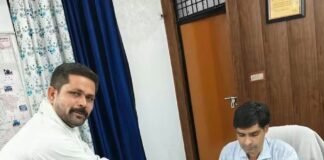 तेजवापुर में 15 दिन से बिजली संकट:ज्ञापन और प्रदर्शन के बाद भी व्यवस्था नहीं सुधरी, गिरे पोल नहीं उठाए गए तेजवापुर में 15 दिन से बिजली संकट:ज्ञापन और प्रदर्शन के बाद भी व्यवस्था नहीं सुधरी, गिरे पोल नहीं उठाए गए
