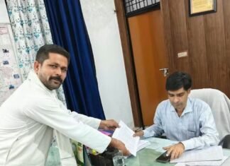 तेजवापुर में 15 दिन से बिजली संकट:ज्ञापन और प्रदर्शन के बाद भी व्यवस्था नहीं सुधरी, गिरे पोल नहीं उठाए गए तेजवापुर में 15 दिन से बिजली संकट:ज्ञापन और प्रदर्शन के बाद भी व्यवस्था नहीं सुधरी, गिरे पोल नहीं उठाए गए