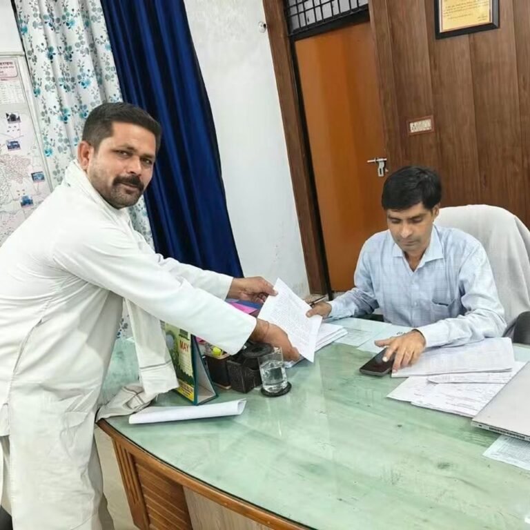 तेजवापुर में 15 दिन से बिजली संकट:ज्ञापन और प्रदर्शन के बाद भी व्यवस्था नहीं सुधरी, गिरे पोल नहीं उठाए गए