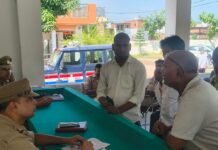 लेखपालों ने काली पट्टी बांधकर थाना समाधान दिवस में पहुंचे:तीन मामले पुलिस के एवं चार मामले राजस्व के समाधान दिवस में पहुँचे, एक का निस्तारण लेखपालों ने काली पट्टी बांधकर थाना समाधान दिवस में पहुंचे:तीन मामले पुलिस के एवं चार मामले राजस्व के समाधान दिवस में पहुँचे, एक का निस्तारण