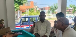 लेखपालों ने काली पट्टी बांधकर थाना समाधान दिवस में पहुंचे:तीन मामले पुलिस के एवं चार मामले राजस्व के समाधान दिवस में पहुँचे, एक का निस्तारण लेखपालों ने काली पट्टी बांधकर थाना समाधान दिवस में पहुंचे:तीन मामले पुलिस के एवं चार मामले राजस्व के समाधान दिवस में पहुँचे, एक का निस्तारण