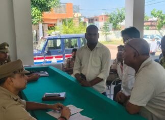 लेखपालों ने काली पट्टी बांधकर थाना समाधान दिवस में पहुंचे:तीन मामले पुलिस के एवं चार मामले राजस्व के समाधान दिवस में पहुँचे, एक का निस्तारण लेखपालों ने काली पट्टी बांधकर थाना समाधान दिवस में पहुंचे:तीन मामले पुलिस के एवं चार मामले राजस्व के समाधान दिवस में पहुँचे, एक का निस्तारण