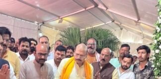 बस्ती पहुंचे राजनाथ सिंह के बेटे पंकज सिंह:श्रद्धांजलि सभा में हुए शामिल, कई भाजपा नेता भी शोक व्यक्त करने आए बस्ती पहुंचे राजनाथ सिंह के बेटे पंकज सिंह:श्रद्धांजलि सभा में हुए शामिल, कई भाजपा नेता भी शोक व्यक्त करने आए